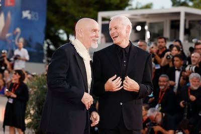 Zwarte comedy Wild horse nine met John Malkovich maakt furore in Venetië: staande ovatie van 13 minuten