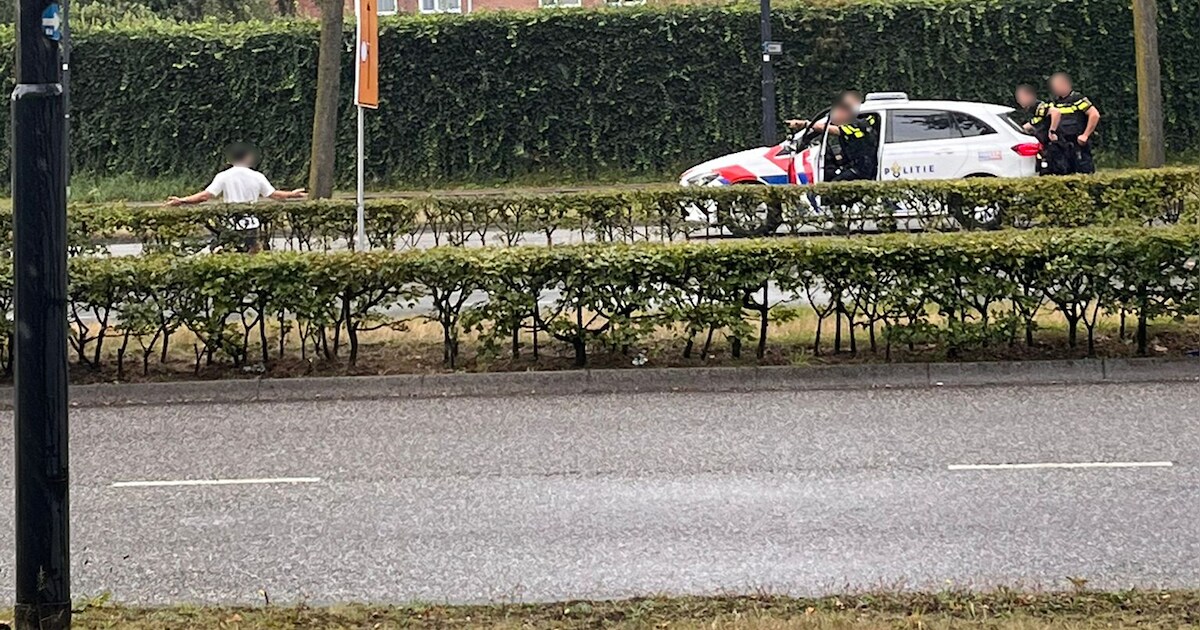 Man (27) met mogelijk wapen wil wagen niet uitkomen: politie ‘praat hem auto uit’ en arresteert hem