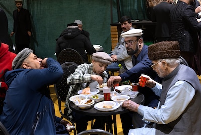 Bewust te veel koken bij Suikerfeest in Zevenaar: ‘Asielzoekers krijgen niet zo vaak echt Pakistaans eten’