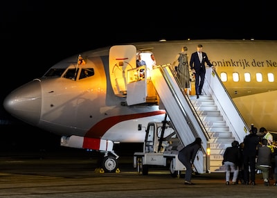 Koning Willem-Alexander landt regeringstoestel veilig in Suriname, staatsbezoek gaat beginnen