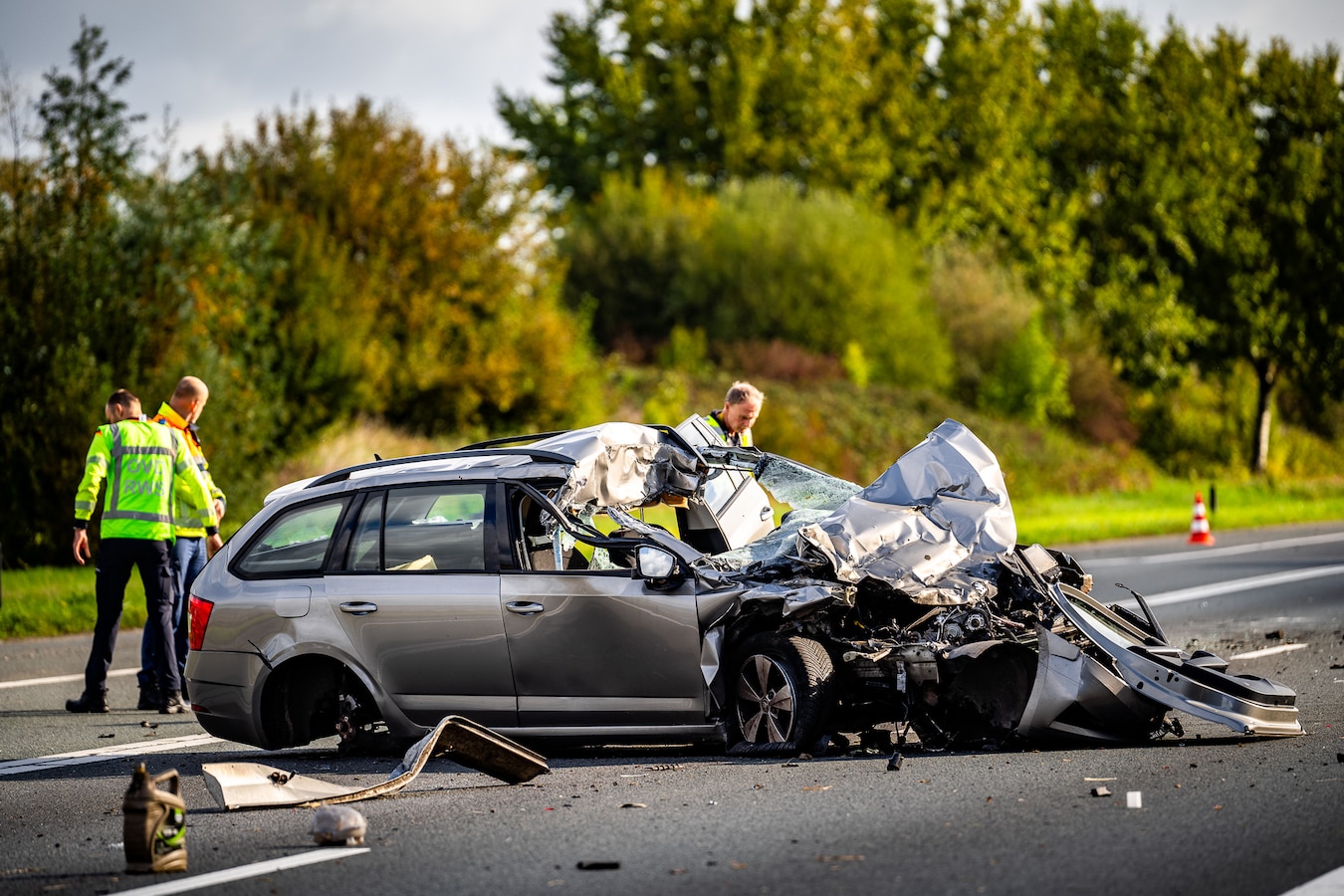 Automobilist uit Renkum (67) overleden na botsing met vrachtwagen op de A15  bij Tiel, snelweg was urenlang dicht | Foto | gelderlander.nl