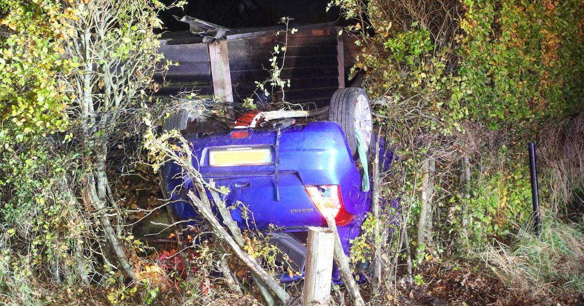 Automobilist slaat over de kop in Lunteren en belandt in tuin