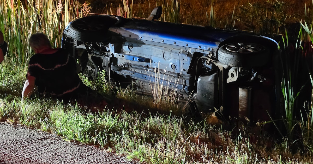 Auto belandt in droge sloot aan Viermorgenweg in Bennekom