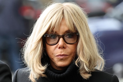 Brigitte Macron wordt voor de rechter gesleept na uitschelden feministische activisten: ‘Achterlijke trutten!’