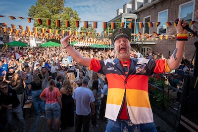 Door Hansi Schimanski kleurt Huissen zwart-rood-geel: ‘Jetzt geht’s los!’