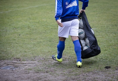 Keeper slaat drie tanden uit mond van minderjarige voetballer