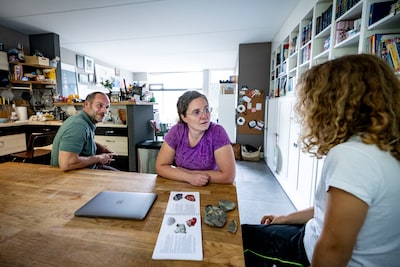 Jaap en Naomi geven thuisonderwijs, de overheid wil dit verbieden: ‘Alsof we in een sekte leven’