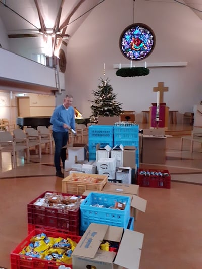 Raad van Kerken Oosterbeek deelt kerstpakketten uit