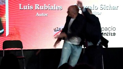 KIJK | Rubiales krijgt eieren naar zijn hoofd bij boekpresentatie