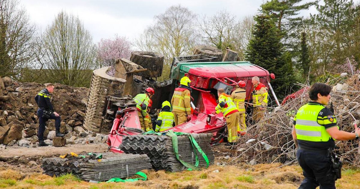 Persoon raakt bekneld onder gekantelde graafmachine in Loenen