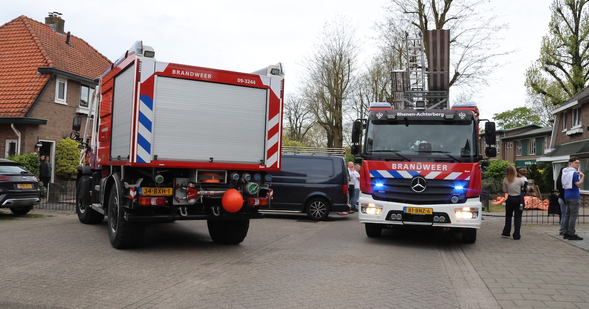 Brand in schuur achter woning in Rhenen snel onder controle