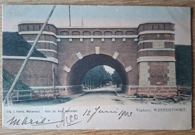 Zelfs de harde wind kan het plaatsen van de zware ‘Poort van de Liemers’ niet stoppen