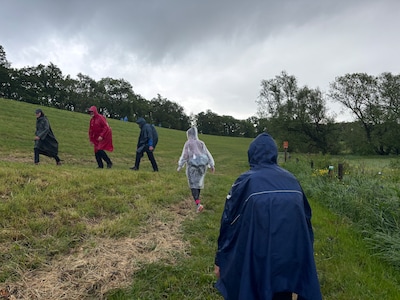 Een stoet condoompjes trok door het natte veld richting de dijk