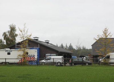 Tientallen personen in witte pakken doen al dagen onderzoek op boerderij