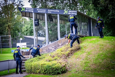LIVE Overasselt | Zwaargewonde agent is weer thuis, andere agent van ic af • 32 verdachten zitten 14