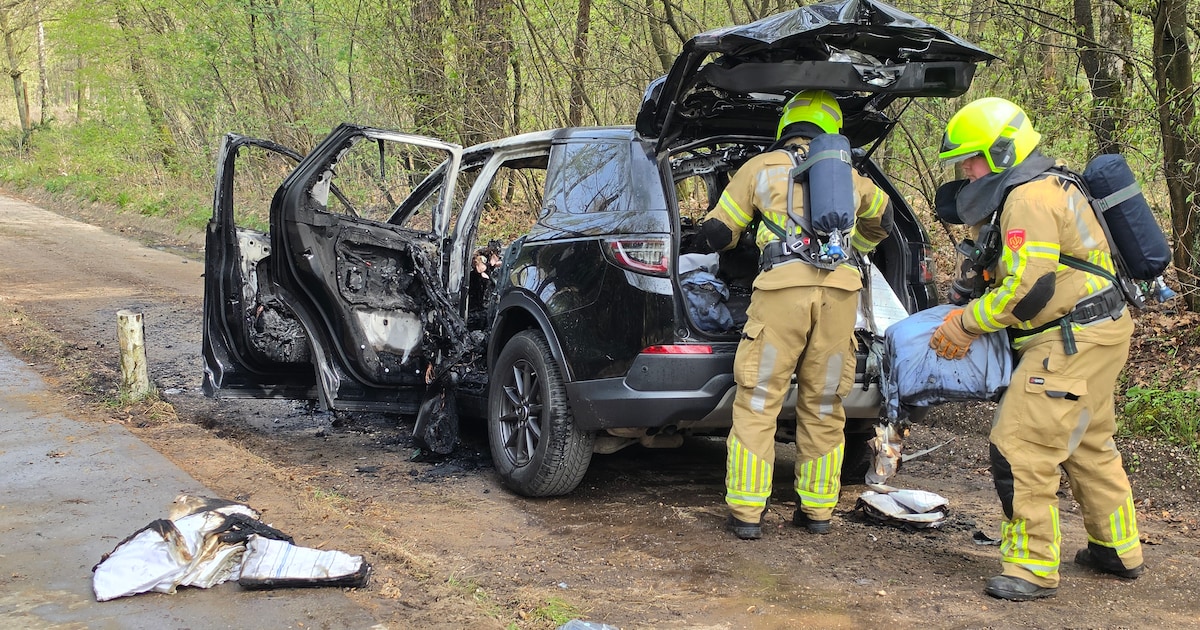 Auto brandt volledig uit in Bennekom
