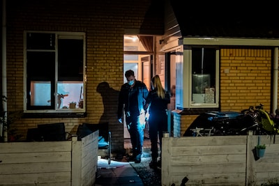 Meisje (10) op een haar na geraakt bij schietpartij in woning in Spijkenisse: ‘De wereld is gek geworden’