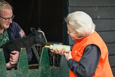 Prinses Beatrix (88) beent vrolijk over kinderboerderij en maakt af en toe vileine opmerking