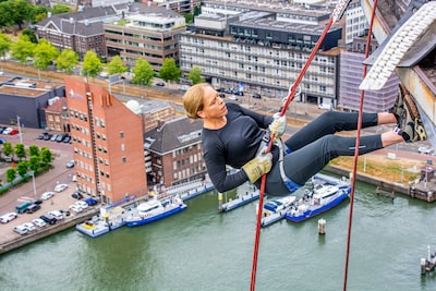 Carola Schouten abseilt van de Euromast: ‘Ik sta nog een klein beetje te shaken’