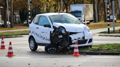 Brommobiel zwaar beschadigd na botsing op paal in Oss