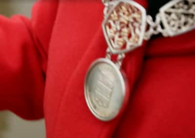 Filmpje ‘Sinterklaasjournaal’ hint op landelijke intocht in Land van Cuijk: dat is toch de ambtsketen van ‘onze’ burgemeester?