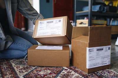 Unboxing! Pop-upwinkel met ‘verloren pakketten’ komt naar Veenendaal