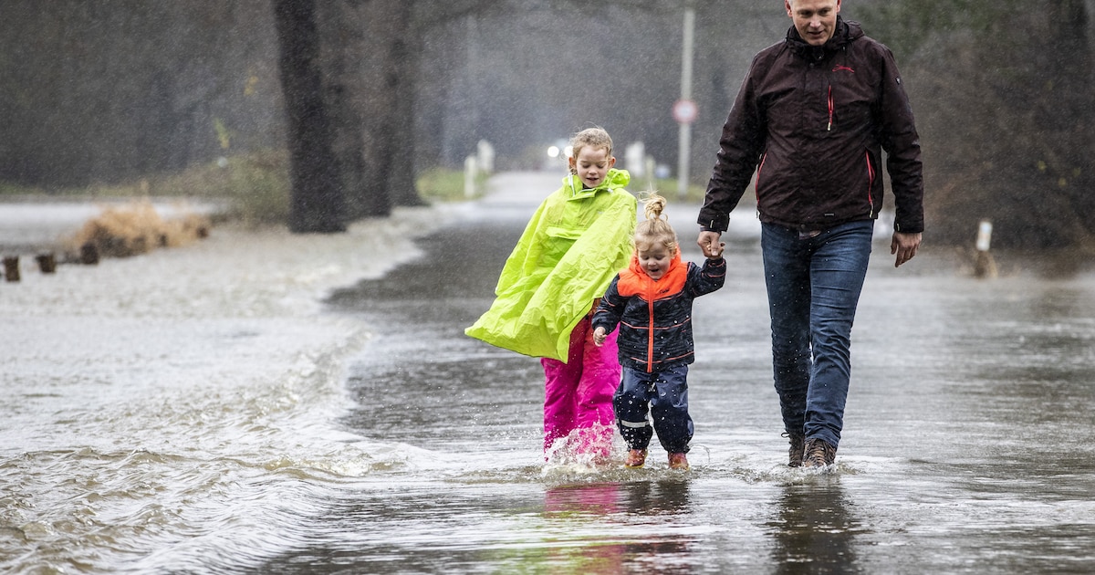 Bij extreme regenval raken 840 mensen in het Land van Cuijk afgesneden van het wegennet