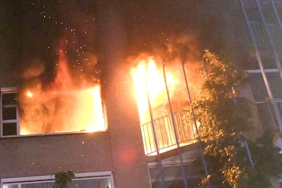 Dode bij grote brand in seniorenflat Den Haag: bewoners geëvacueerd