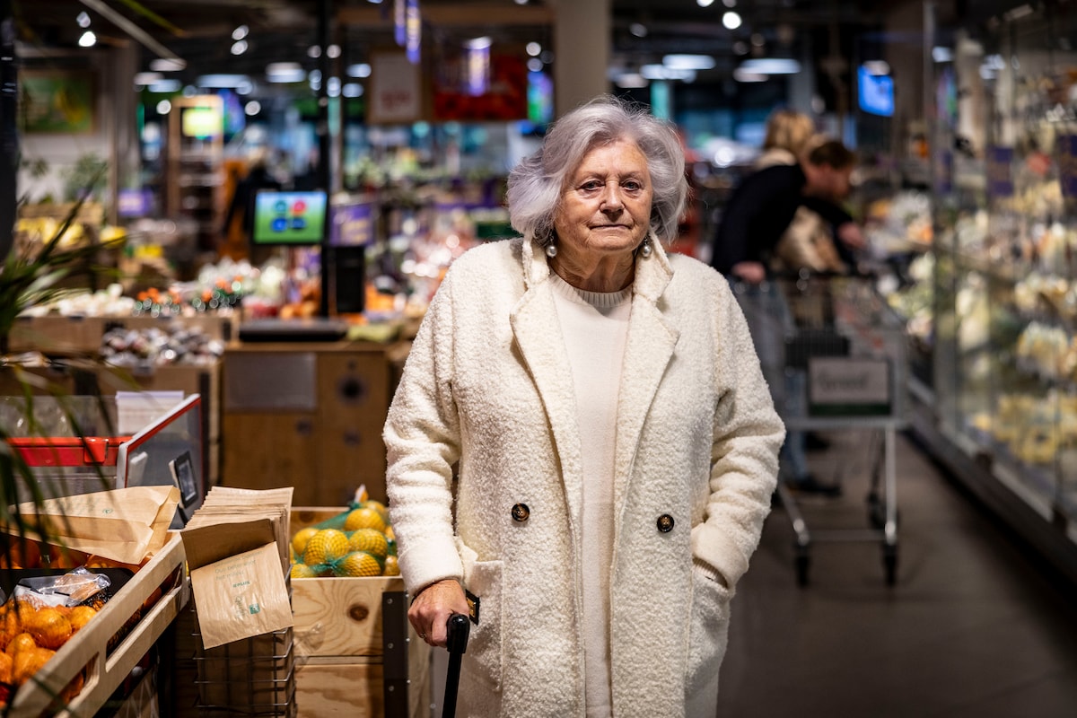 aly-haasewinkel-dacht-5-euro-te-schenken-aan-een-goed-doel-midden-in-de-supermarkt-maar-er-werd-haar-door-een-oplichter-2000-euro-afhandig-gemaakt
