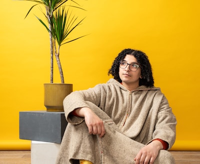 Ayoub Kharkhach speelt cabaret in Elst