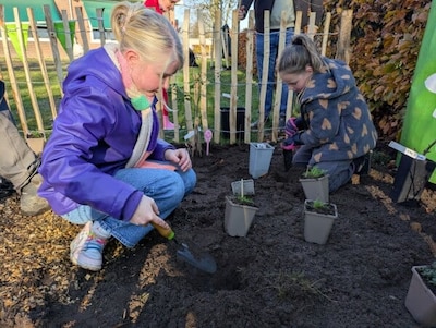 Zo wordt natuurles extra leuk: deze Doetinchemse basisschool heeft een 'smaaktuintje' op het plein