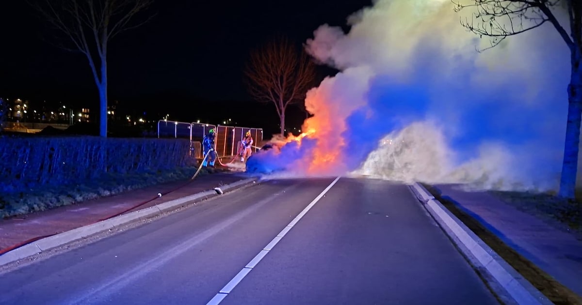 Auto vliegt tijdens het rijden in brand op Venlose straat