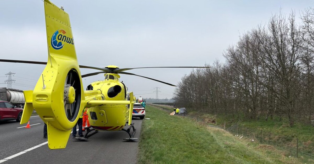 Automobilist raakt van de A73 bij Grubbenvorst, traumahelikopter geland