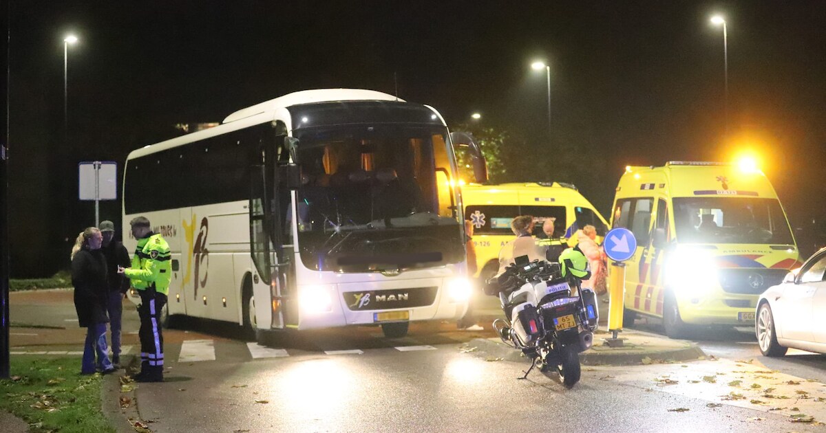 Fietser ernstig gewond na botsing met touringcar op rotonde in ...