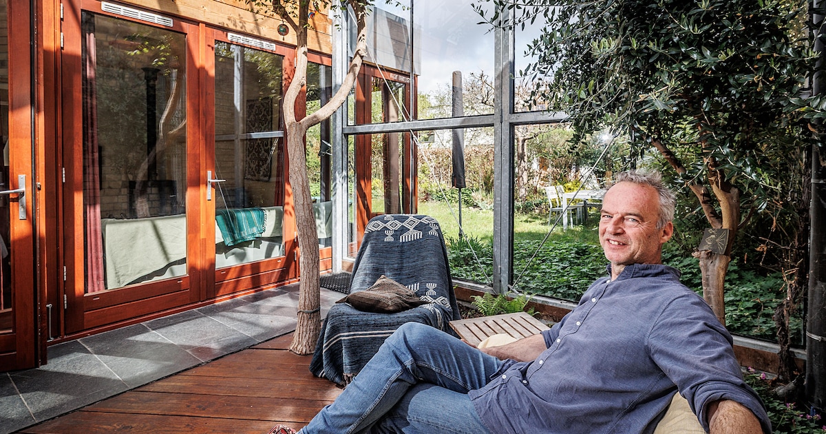 Zon, wind of regen, in de kas van Maarten is het altijd fijn toeven