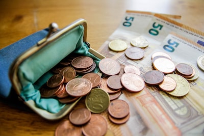 Koopkracht gestegen: we mopperen over financiën, maar geven tegelijk meer uit