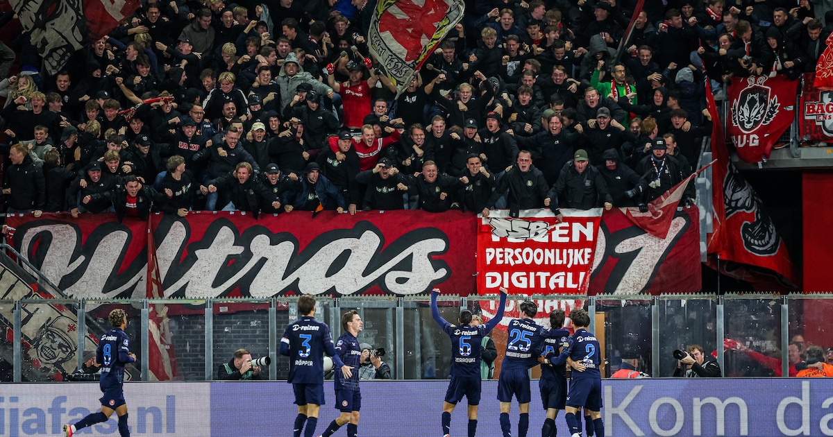 TERUGLEZEN | FC Twente slaat toe in de slotfase en verslaat AZ • Ploeg ...