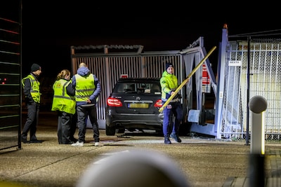Nadat Dennis zijn moeder in haar neus beet, wil ze alsnog met hem op vakantie