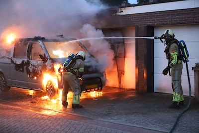 Gepensioneerd stel bouwt een jaar aan droomcamper, net terug van vakantie gaat Volkswagenbus in vlam