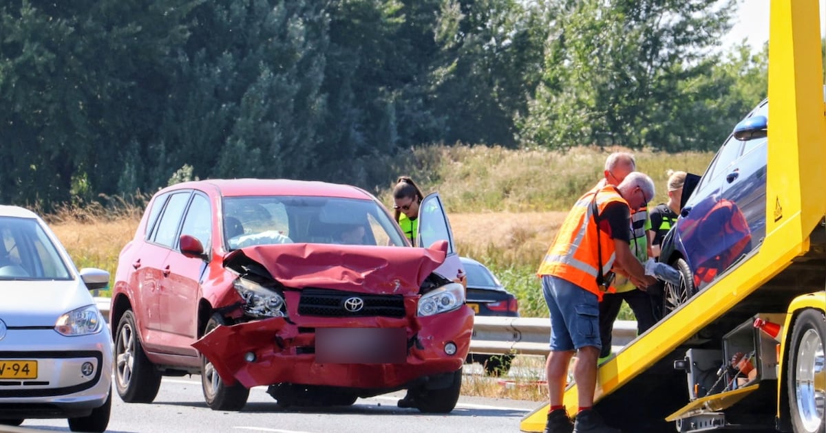 Twee auto's beschadigd na kop-staartbotsing op A15 bij Echteld