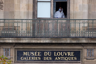 Beelden laten zien hoe kunstrovers Louvre ongestoord hun gang gingen: ‘Toont aan hoe beveiliging tekortschiet’
