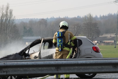 A12 dicht richting Arnhem door brandende auto na ongeluk