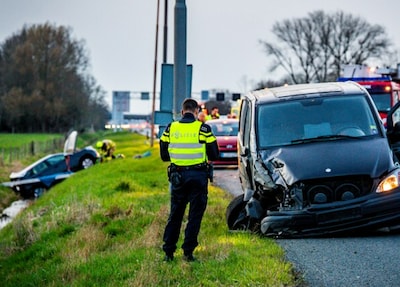 Weer mis op beruchte A12-strook: politie houdt man (66) uit Heereveen aan na botsing waarbij auto in