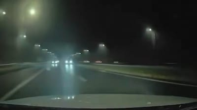 KIJK | Dashcam filmt moment dat bestuurder spint op snelweg door ijzel