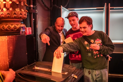 LIVE Gemeenteraadsverkiezingen 2026 | Eerste stemmen om middernacht al uitgebracht • JA21-voorman mishandeld na debat