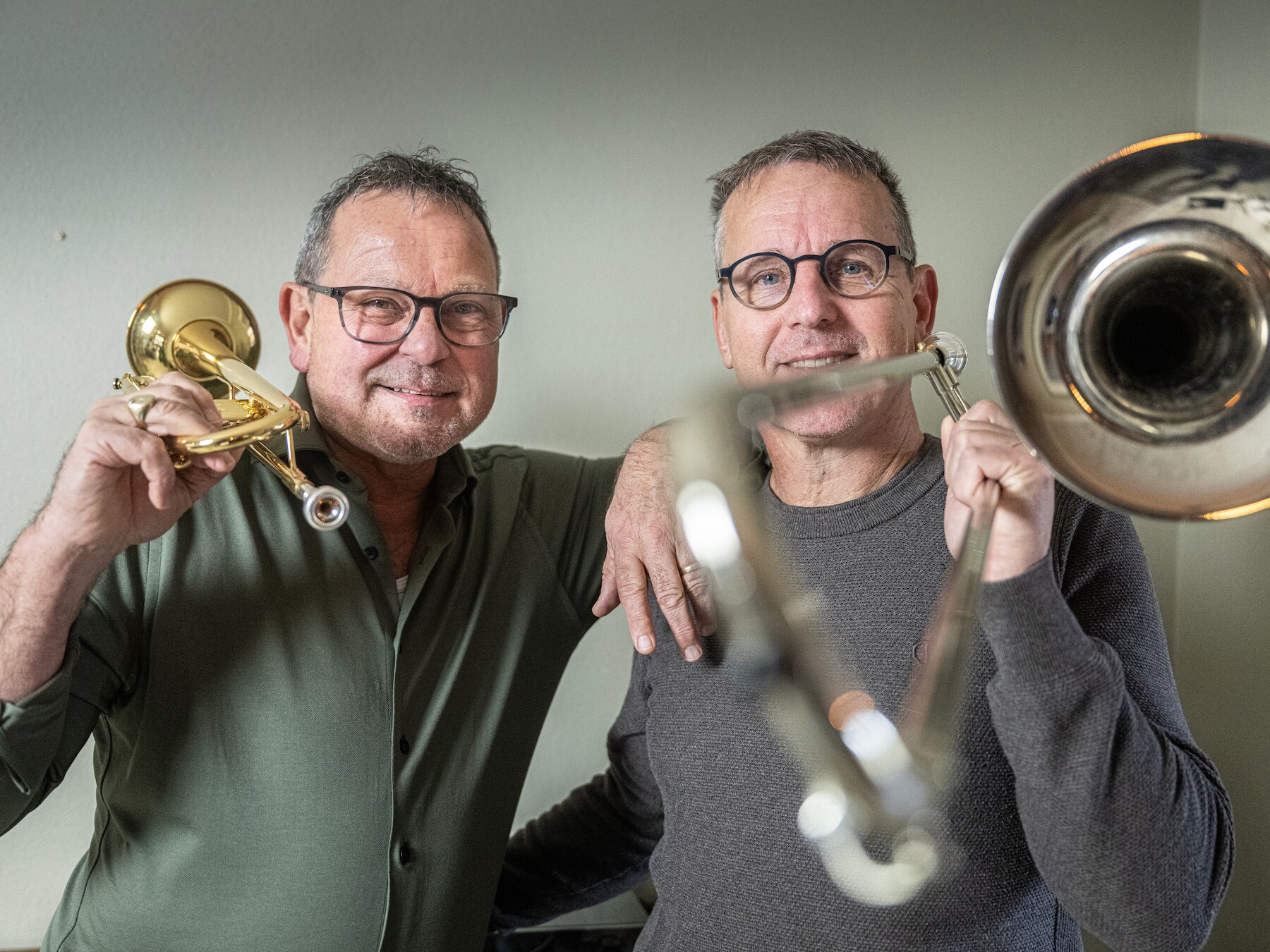 Herman en Ton blazen hun muziek met een knipoog. En een hobbelpaard. En lederhosen